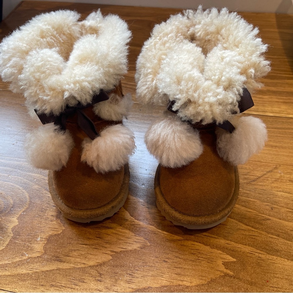 Gently used toddler Uggs, size 7. With original box - Picture 3 of 6